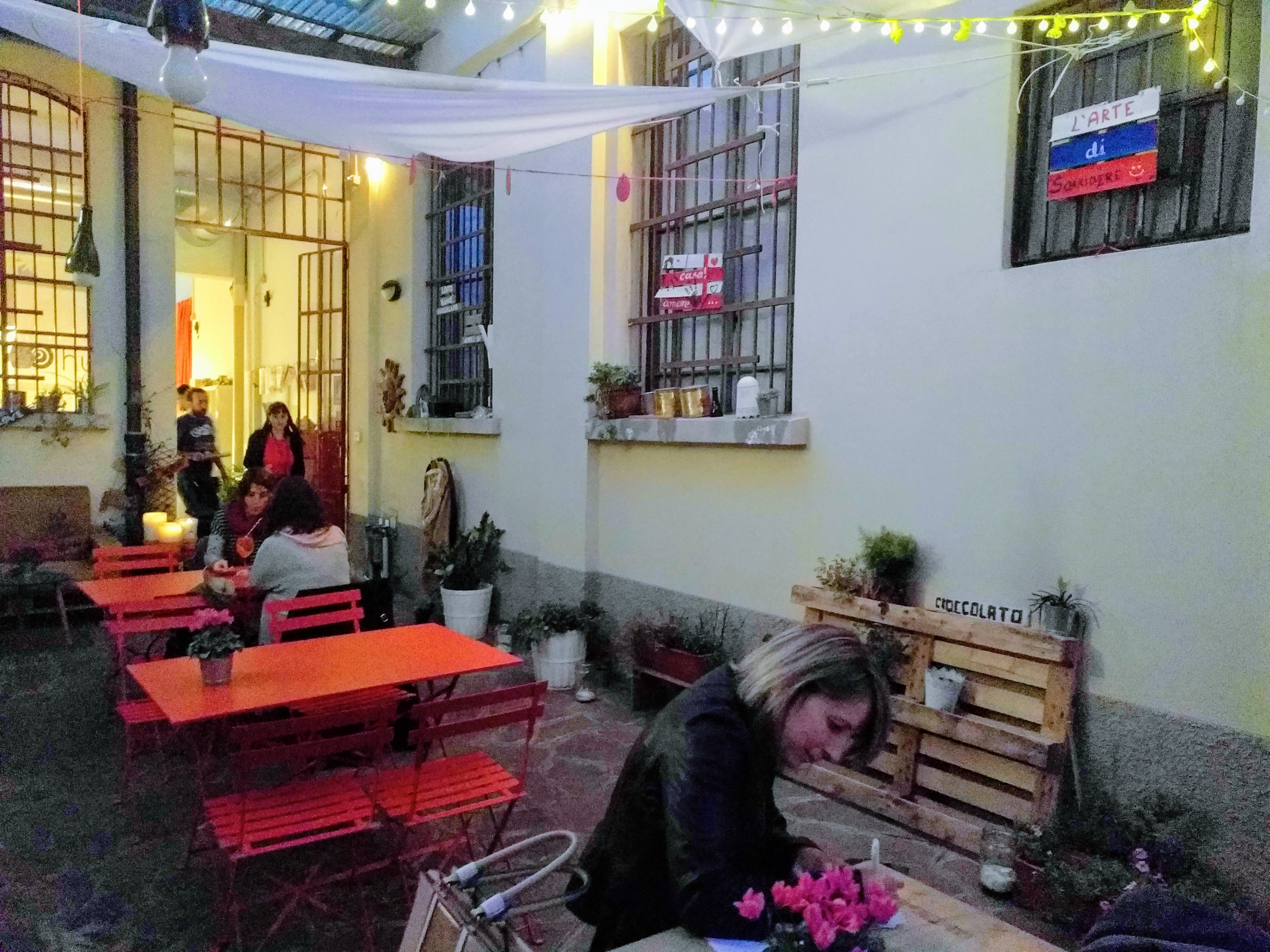 Hug_cortile_aperitivo