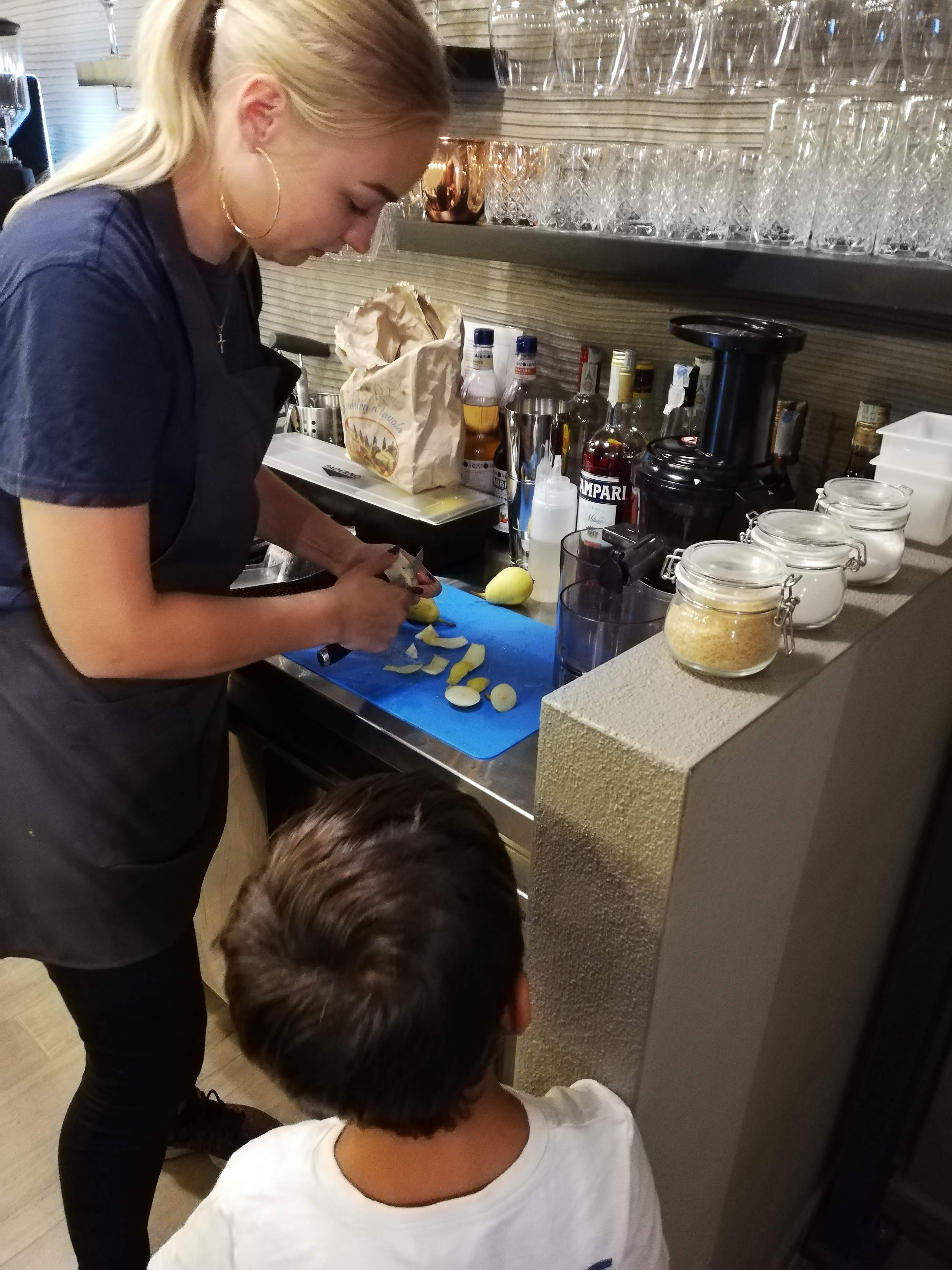 Camilla prepara il succo di frutta davanti ai bambini