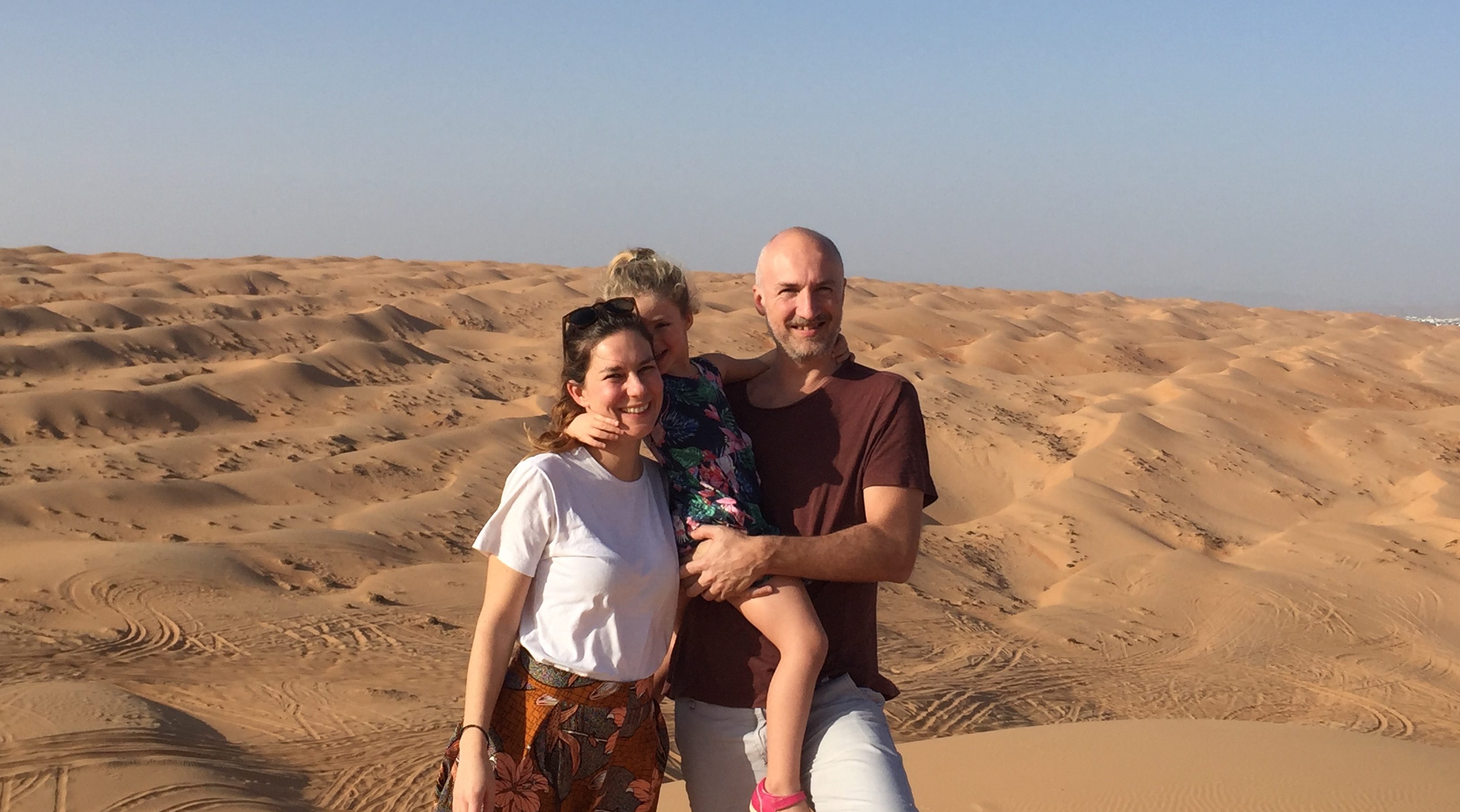 Chiara Levi e Stefano Bottura con la loro prima figlia durante un viaggio in Oman